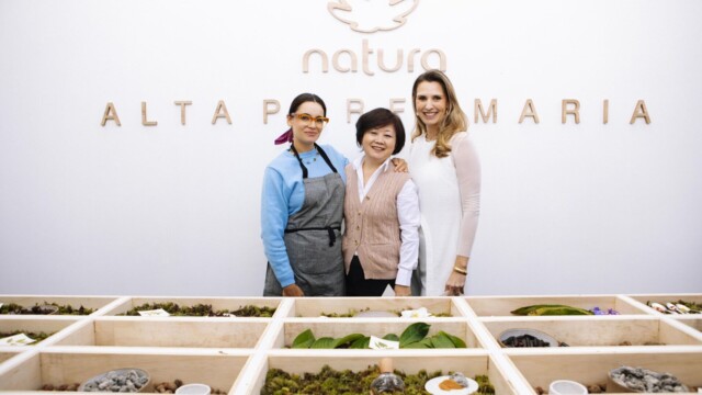 A Natura, em busca constante por experiências únicas e memoráveis, realizou, em 13 de agosto, um evento exclusivo para apresentar sua nova linha de Alta Perfumaria. A celebração, que aconteceu na renomada Luciana Brito Galeria, transportou os convidados para um universo sensorial, onde a natureza e a perfumaria se entrelaçam.