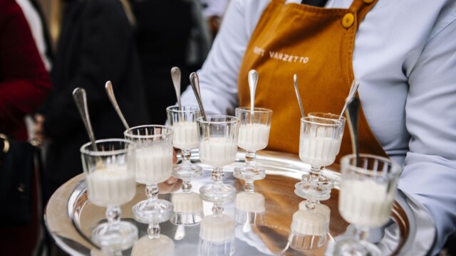 A Natura, em busca constante por experiências únicas e memoráveis, realizou, em 13 de agosto, um evento exclusivo para apresentar sua nova linha de Alta Perfumaria. A celebração, que aconteceu na renomada Luciana Brito Galeria, transportou os convidados para um universo sensorial, onde a natureza e a perfumaria se entrelaçam.