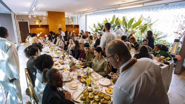 A Natura, em busca constante por experiências únicas e memoráveis, realizou, em 13 de agosto, um evento exclusivo para apresentar sua nova linha de Alta Perfumaria. A celebração, que aconteceu na renomada Luciana Brito Galeria, transportou os convidados para um universo sensorial, onde a natureza e a perfumaria se entrelaçam.