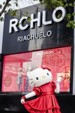 A Riachuelo, em parceria com a Sanrio do Brasil, realizou um evento no dia 18 de agosto, em celebração aos 50 anos da Hello Kitty, quando a magia da personagem tomou conta da loja na Avenida Paulista, em São Paulo. Em uma celebração grandiosa, a varejista reuniu fãs de todas as idades para comemorar o aniversário da icônica personagem.