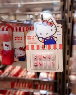A Riachuelo, em parceria com a Sanrio do Brasil, realizou um evento no dia 18 de agosto, em celebração aos 50 anos da Hello Kitty, quando a magia da personagem tomou conta da loja na Avenida Paulista, em São Paulo. Em uma celebração grandiosa, a varejista reuniu fãs de todas as idades para comemorar o aniversário da icônica personagem.
