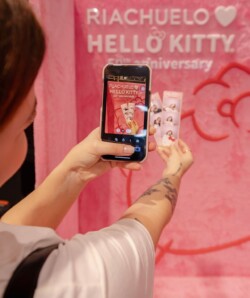 A Riachuelo, em parceria com a Sanrio do Brasil, realizou um evento no dia 18 de agosto, em celebração aos 50 anos da Hello Kitty, quando a magia da personagem tomou conta da loja na Avenida Paulista, em São Paulo. Em uma celebração grandiosa, a varejista reuniu fãs de todas as idades para comemorar o aniversário da icônica personagem.