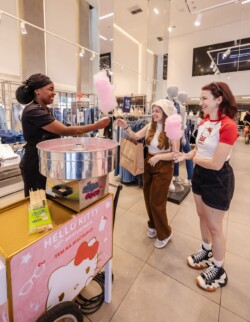 A Riachuelo, em parceria com a Sanrio do Brasil, realizou um evento no dia 18 de agosto, em celebração aos 50 anos da Hello Kitty, quando a magia da personagem tomou conta da loja na Avenida Paulista, em São Paulo. Em uma celebração grandiosa, a varejista reuniu fãs de todas as idades para comemorar o aniversário da icônica personagem.