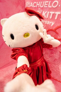 A Riachuelo, em parceria com a Sanrio do Brasil, realizou um evento no dia 18 de agosto, em celebração aos 50 anos da Hello Kitty, quando a magia da personagem tomou conta da loja na Avenida Paulista, em São Paulo. Em uma celebração grandiosa, a varejista reuniu fãs de todas as idades para comemorar o aniversário da icônica personagem.