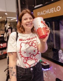 A Riachuelo, em parceria com a Sanrio do Brasil, realizou um evento no dia 18 de agosto, em celebração aos 50 anos da Hello Kitty, quando a magia da personagem tomou conta da loja na Avenida Paulista, em São Paulo. Em uma celebração grandiosa, a varejista reuniu fãs de todas as idades para comemorar o aniversário da icônica personagem.