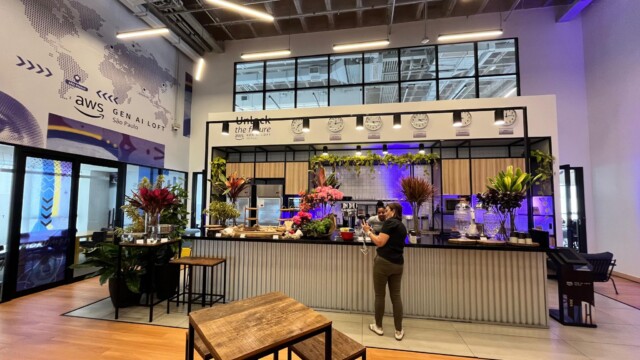 A Agência 947 acaba de marcar presença no cenário global da inteligência artificial ao ser escolhida para liderar o primeiro AWS GenAI Loft na América Latina. Localizado na Rua Butantã, 194, 9° andar, Pinheiros, em São Paulo, o novo espaço de 200m² dedicado à IA generativa abre suas portas nesta semana, proporcionando uma experiência única para desenvolvedores, empresas e entusiastas da tecnologia.