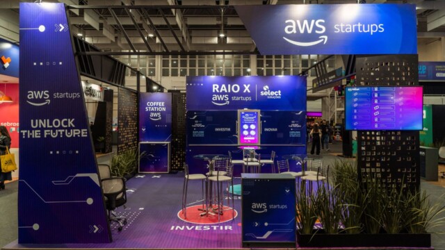A Agência 947 realizou um projeto inovador e impactante para a Amazon Web Services (AWS) no Startup Summit, um dos maiores eventos do setor de startups do Brasil, com base no conceito "Unlock The Future" (Desbloqueando o Futuro). A iniciativa durante o evento, que aconteceu em Florianópolis entre os dias 14 e 16 de agosto, teve como objetivo destacar a AWS como a parceira ideal para impulsionar o crescimento dos empreendedores.