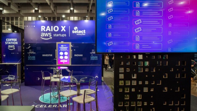 A Agência 947 realizou um projeto inovador e impactante para a Amazon Web Services (AWS) no Startup Summit, um dos maiores eventos do setor de startups do Brasil, com base no conceito "Unlock The Future" (Desbloqueando o Futuro). A iniciativa durante o evento, que aconteceu em Florianópolis entre os dias 14 e 16 de agosto, teve como objetivo destacar a AWS como a parceira ideal para impulsionar o crescimento dos empreendedores.