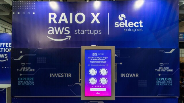 A Agência 947 realizou um projeto inovador e impactante para a Amazon Web Services (AWS) no Startup Summit, um dos maiores eventos do setor de startups do Brasil, com base no conceito "Unlock The Future" (Desbloqueando o Futuro). A iniciativa durante o evento, que aconteceu em Florianópolis entre os dias 14 e 16 de agosto, teve como objetivo destacar a AWS como a parceira ideal para impulsionar o crescimento dos empreendedores.