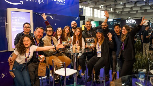 A Agência 947 realizou um projeto inovador e impactante para a Amazon Web Services (AWS) no Startup Summit, um dos maiores eventos do setor de startups do Brasil, com base no conceito "Unlock The Future" (Desbloqueando o Futuro). A iniciativa durante o evento, que aconteceu em Florianópolis entre os dias 14 e 16 de agosto, teve como objetivo destacar a AWS como a parceira ideal para impulsionar o crescimento dos empreendedores.