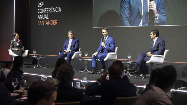 O Santander, em um evento que marca um quarto de século de história e conhecimento, realizou nos dias 27 e 28 de agosto sua Conferência Anual, no Grand Hyatt Hotel, em São Paulo. Com o apoio da agência .be comunica, a edição de 2024 superou todas as expectativas, reunindo mais de 2.000 participantes, entre eles CEOs, C-levels e investidores de diversas empresas nacionais e internacionais.