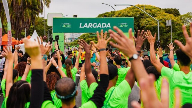 A tradicional Corrida do Pão de Açúcar completou 30 anos no dia 29 de setembro, com uma edição inesquecível que reuniu milhares de participantes no Parque Ibirapuera, em São Paulo. A marca, conhecida por promover a saúde e o bem-estar, inovou ao incluir a Caminhada no evento, ampliando o público e oferecendo mais opções para os amantes de atividades físicas, além de experiências imersivas, como uma ação de flash mob.