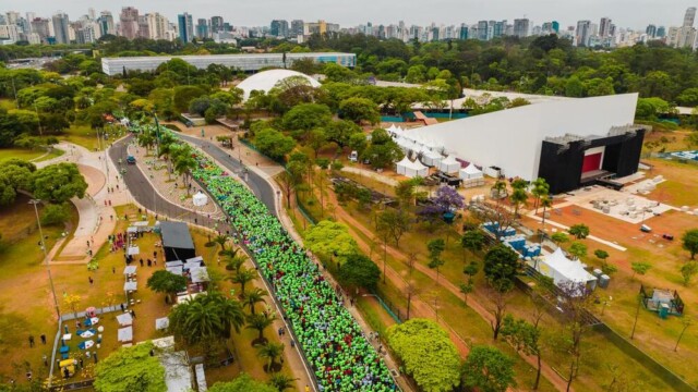 A tradicional Corrida do Pão de Açúcar completou 30 anos no dia 29 de setembro, com uma edição inesquecível que reuniu milhares de participantes no Parque Ibirapuera, em São Paulo. A marca, conhecida por promover a saúde e o bem-estar, inovou ao incluir a Caminhada no evento, ampliando o público e oferecendo mais opções para os amantes de atividades físicas, além de experiências imersivas, como uma ação de flash mob.