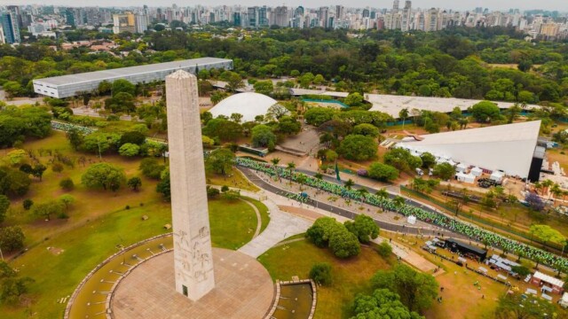 A tradicional Corrida do Pão de Açúcar completou 30 anos no dia 29 de setembro, com uma edição inesquecível que reuniu milhares de participantes no Parque Ibirapuera, em São Paulo. A marca, conhecida por promover a saúde e o bem-estar, inovou ao incluir a Caminhada no evento, ampliando o público e oferecendo mais opções para os amantes de atividades físicas, além de experiências imersivas, como uma ação de flash mob.