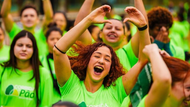 A tradicional Corrida do Pão de Açúcar completou 30 anos no dia 29 de setembro, com uma edição inesquecível que reuniu milhares de participantes no Parque Ibirapuera, em São Paulo. A marca, conhecida por promover a saúde e o bem-estar, inovou ao incluir a Caminhada no evento, ampliando o público e oferecendo mais opções para os amantes de atividades físicas, além de experiências imersivas, como uma ação de flash mob.