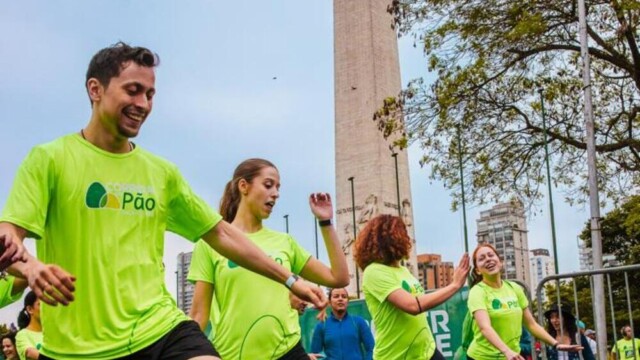 A tradicional Corrida do Pão de Açúcar completou 30 anos no dia 29 de setembro, com uma edição inesquecível que reuniu milhares de participantes no Parque Ibirapuera, em São Paulo. A marca, conhecida por promover a saúde e o bem-estar, inovou ao incluir a Caminhada no evento, ampliando o público e oferecendo mais opções para os amantes de atividades físicas, além de experiências imersivas, como uma ação de flash mob.