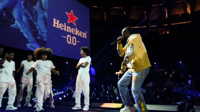 A Heineken 0.0 mais uma vez deixou sua marca no Campeonato Brasileiro de League of Legends (CBLOL), em parceria com a Red Door Agency, referência em produção de eventos. Na final do segundo split, realizada no último sábado no Mineirinho, a agência entregou um halftime show de Djonga que foi inesquecível, consolidando a trajetória de três anos consecutivos da agência no evento.