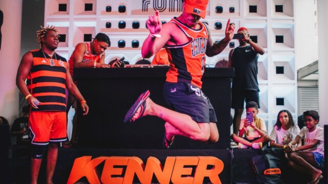 A Kenner, marca icônica da cultura urbana brasileira, celebrou seus 36 anos em grande estilo com uma grande ocupação no Museu de Arte do Rio (MAR). O mega evento, que aconteceu nos dias 21 e 24 de agosto, reuniu música, arte, moda e cultura, transformando o museu em um verdadeiro ponto de encontro para amantes do funk e da cultura de rua.