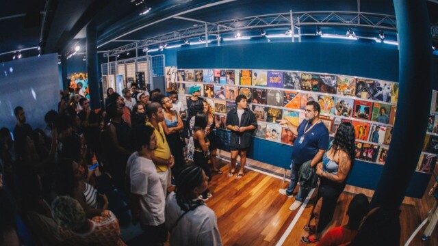 A Kenner, marca icônica da cultura urbana brasileira, celebrou seus 36 anos em grande estilo com uma grande ocupação no Museu de Arte do Rio (MAR). O mega evento, que aconteceu nos dias 21 e 24 de agosto, reuniu música, arte, moda e cultura, transformando o museu em um verdadeiro ponto de encontro para amantes do funk e da cultura de rua.
