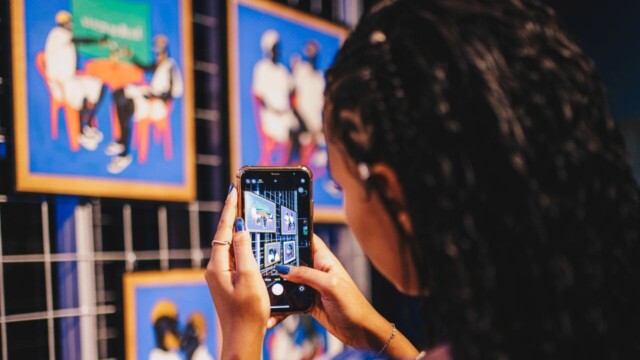 A Kenner, marca icônica da cultura urbana brasileira, celebrou seus 36 anos em grande estilo com uma grande ocupação no Museu de Arte do Rio (MAR). O mega evento, que aconteceu nos dias 21 e 24 de agosto, reuniu música, arte, moda e cultura, transformando o museu em um verdadeiro ponto de encontro para amantes do funk e da cultura de rua.