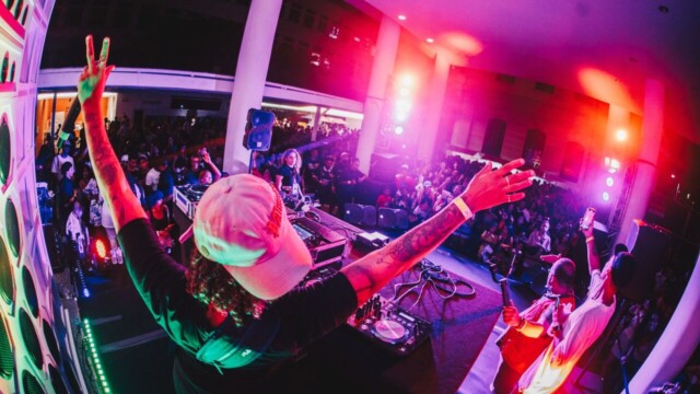 A Kenner, marca icônica da cultura urbana brasileira, celebrou seus 36 anos em grande estilo com uma grande ocupação no Museu de Arte do Rio (MAR). O mega evento, que aconteceu nos dias 21 e 24 de agosto, reuniu música, arte, moda e cultura, transformando o museu em um verdadeiro ponto de encontro para amantes do funk e da cultura de rua.