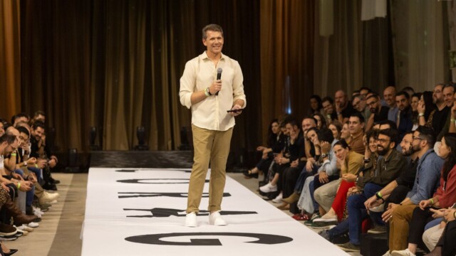 A Lojas Renner, em parceria com a Agência Nuts, transformou um galpão abandonado em um palco de sonhos, criando um desfile histórico em um galpão revitalizado que emocionou a todos.