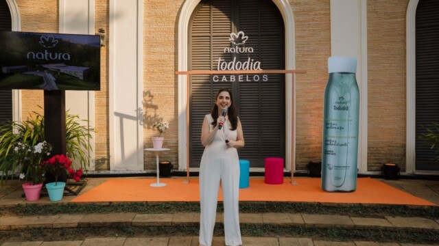 Em um evento exclusivo realizado na primeira semana de setembro, no jardim da renomada Casa Museu Ema Klabin, em São Paulo, a Natura apresentou sua nova linha capilar, que promete revolucionar a rotina de beleza dos brasileiros. O ambiente histórico e elegante serviu como cenário perfeito para celebrar a chegada dos novos produtos e proporcionar uma experiência única aos convidados.