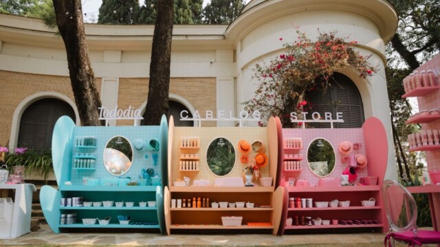 Em um evento exclusivo realizado na primeira semana de setembro, no jardim da renomada Casa Museu Ema Klabin, em São Paulo, a Natura apresentou sua nova linha capilar, que promete revolucionar a rotina de beleza dos brasileiros. O ambiente histórico e elegante serviu como cenário perfeito para celebrar a chegada dos novos produtos e proporcionar uma experiência única aos convidados.