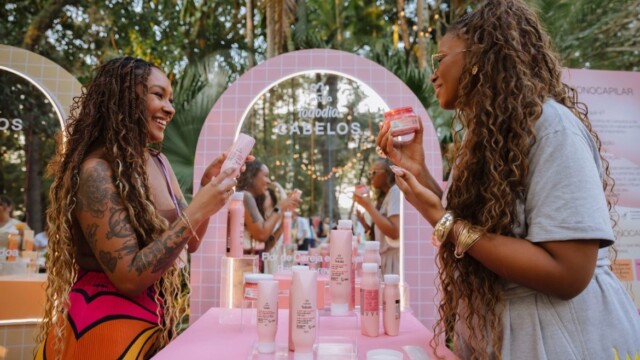 Em um evento exclusivo realizado na primeira semana de setembro, no jardim da renomada Casa Museu Ema Klabin, em São Paulo, a Natura apresentou sua nova linha capilar, que promete revolucionar a rotina de beleza dos brasileiros. O ambiente histórico e elegante serviu como cenário perfeito para celebrar a chegada dos novos produtos e proporcionar uma experiência única aos convidados.