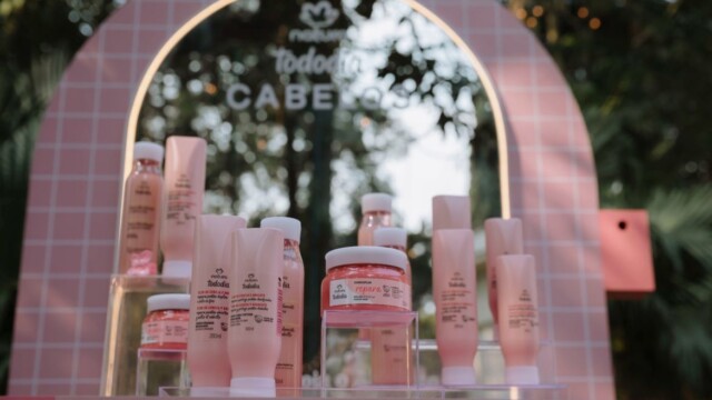 Em um evento exclusivo realizado na primeira semana de setembro, no jardim da renomada Casa Museu Ema Klabin, em São Paulo, a Natura apresentou sua nova linha capilar, que promete revolucionar a rotina de beleza dos brasileiros. O ambiente histórico e elegante serviu como cenário perfeito para celebrar a chegada dos novos produtos e proporcionar uma experiência única aos convidados.