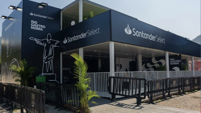 O Santander Select, marca de relacionamento do Santander para clientes de alta renda, esteve no maior festival de gastronomia do Brasil, o Rio Gastronomia 2024. Com o objetivo de promover o empreendedorismo gastronômico e oferecer uma experiência exclusiva aos seus clientes, o banco contou com um rooftop com vista privilegiada desenvolvido pela agência R8 Live.