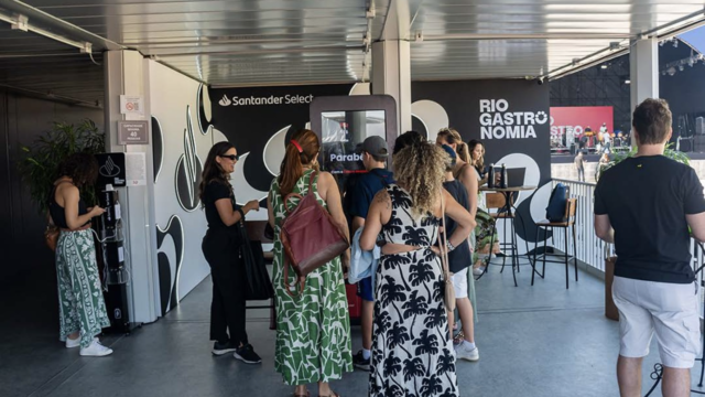 O Santander Select, marca de relacionamento do Santander para clientes de alta renda, esteve no maior festival de gastronomia do Brasil, o Rio Gastronomia 2024. Com o objetivo de promover o empreendedorismo gastronômico e oferecer uma experiência exclusiva aos seus clientes, o banco contou com um rooftop com vista privilegiada desenvolvido pela agência R8 Live.