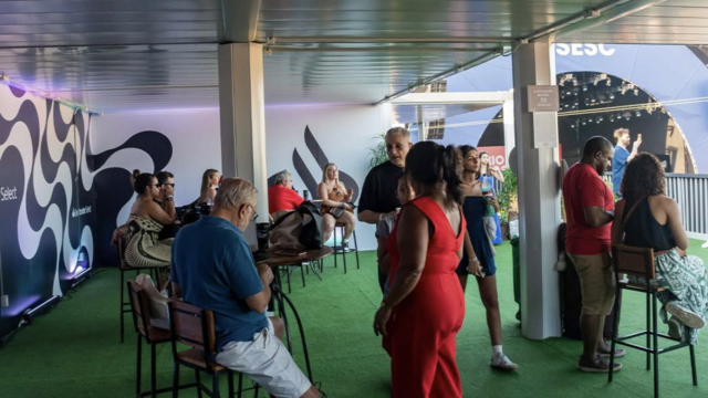 O Santander Select, marca de relacionamento do Santander para clientes de alta renda, esteve no maior festival de gastronomia do Brasil, o Rio Gastronomia 2024. Com o objetivo de promover o empreendedorismo gastronômico e oferecer uma experiência exclusiva aos seus clientes, o banco contou com um rooftop com vista privilegiada desenvolvido pela agência R8 Live.