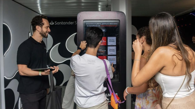 O Santander Select, marca de relacionamento do Santander para clientes de alta renda, esteve no maior festival de gastronomia do Brasil, o Rio Gastronomia 2024. Com o objetivo de promover o empreendedorismo gastronômico e oferecer uma experiência exclusiva aos seus clientes, o banco contou com um rooftop com vista privilegiada desenvolvido pela agência R8 Live.