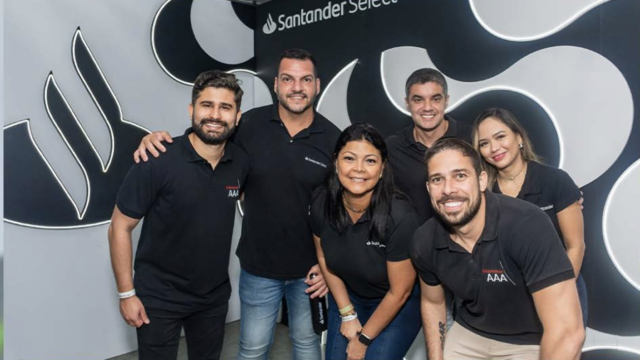 O Santander Select, marca de relacionamento do Santander para clientes de alta renda, esteve no maior festival de gastronomia do Brasil, o Rio Gastronomia 2024. Com o objetivo de promover o empreendedorismo gastronômico e oferecer uma experiência exclusiva aos seus clientes, o banco contou com um rooftop com vista privilegiada desenvolvido pela agência R8 Live.