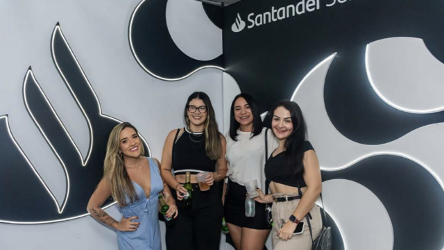 O Santander Select, marca de relacionamento do Santander para clientes de alta renda, esteve no maior festival de gastronomia do Brasil, o Rio Gastronomia 2024. Com o objetivo de promover o empreendedorismo gastronômico e oferecer uma experiência exclusiva aos seus clientes, o banco contou com um rooftop com vista privilegiada desenvolvido pela agência R8 Live.