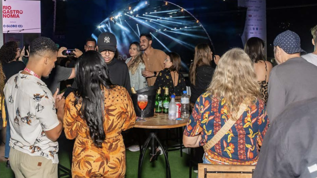 O Santander Select, marca de relacionamento do Santander para clientes de alta renda, esteve no maior festival de gastronomia do Brasil, o Rio Gastronomia 2024. Com o objetivo de promover o empreendedorismo gastronômico e oferecer uma experiência exclusiva aos seus clientes, o banco contou com um rooftop com vista privilegiada desenvolvido pela agência R8 Live.