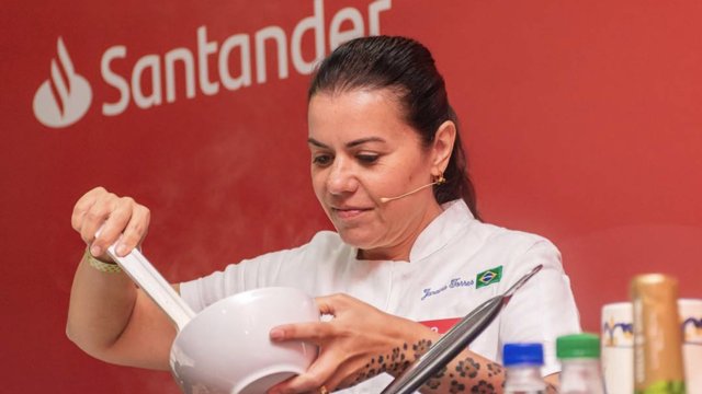 O Santander Select, marca de relacionamento do Santander para clientes de alta renda, esteve no maior festival de gastronomia do Brasil, o Rio Gastronomia 2024. Com o objetivo de promover o empreendedorismo gastronômico e oferecer uma experiência exclusiva aos seus clientes, o banco contou com um rooftop com vista privilegiada desenvolvido pela agência R8 Live.