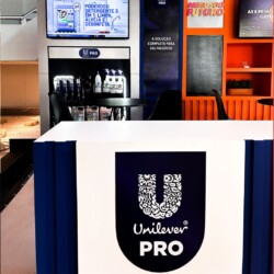 A Unilever, em parceria com a Easy Live Scenes e com a Nico.ag, realizou uma experiência única e memorável durante o Galunion Insights 2024. O evento aconteceu nos dias 5 e 6 de setembro, no Centro Universitário Senac Santo Amaro, em São Paulo, reunindo chefs de cozinha e empreendedores do setor alimentício para uma imersão completa no universo do foodservice.