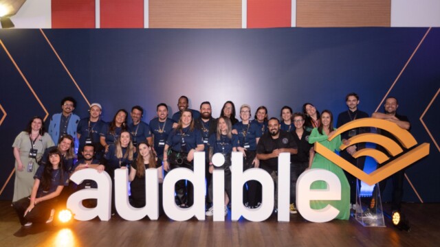 Em um evento repleto de magia e criatividade, a Amazon, em parceria com a agência F/Malta, comemorou o primeiro aniversário da Audible no Brasil. Para marcar a ocasião, a marca apresentou os aguardados Audible Originals, audiosséries exclusivas produzidas por talentos brasileiros, além de experiências imersivas como um teatro de sombras.