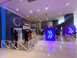 A Avenida Paulista se transforma no epicentro do universo gamer! Em comemoração ao Dia das Crianças, o Shopping Cidade São Paulo apresenta a Arena Gamer, um espaço totalmente dedicado aos apaixonados por videogames. De 4 a 13 de outubro, o quarto piso do shopping, próximo ao Cinemark, está sendo palco de uma verdadeira maratona de jogos, com títulos famosos que prometem divertir a todos.