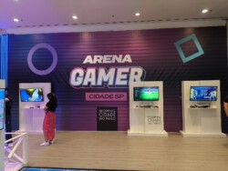 A Avenida Paulista se transforma no epicentro do universo gamer! Em comemoração ao Dia das Crianças, o Shopping Cidade São Paulo apresenta a Arena Gamer, um espaço totalmente dedicado aos apaixonados por videogames. De 4 a 13 de outubro, o quarto piso do shopping, próximo ao Cinemark, está sendo palco de uma verdadeira maratona de jogos, com títulos famosos que prometem divertir a todos.