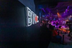 A BTO+, uma das agências de live marketing mais inovadoras do Brasil, completou 15 anos de história com uma celebração inesquecível no centro da capital paulista. A festa, realizada no Love Cabaret, reuniu colaboradores, parceiros e clientes em uma noite repleta de música, gastronomia e performances artísticas que refletiram a essência da marca: ousadia, criatividade e a busca constante por experiências extraordinárias.