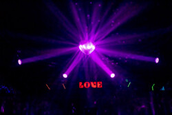 A BTO+, uma das agências de live marketing mais inovadoras do Brasil, completou 15 anos de história com uma celebração inesquecível no centro da capital paulista. A festa, realizada no Love Cabaret, reuniu colaboradores, parceiros e clientes em uma noite repleta de música, gastronomia e performances artísticas que refletiram a essência da marca: ousadia, criatividade e a busca constante por experiências extraordinárias.