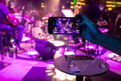 A BTO+, uma das agências de live marketing mais inovadoras do Brasil, completou 15 anos de história com uma celebração inesquecível no centro da capital paulista. A festa, realizada no Love Cabaret, reuniu colaboradores, parceiros e clientes em uma noite repleta de música, gastronomia e performances artísticas que refletiram a essência da marca: ousadia, criatividade e a busca constante por experiências extraordinárias.