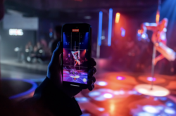 A BTO+, uma das agências de live marketing mais inovadoras do Brasil, completou 15 anos de história com uma celebração inesquecível no centro da capital paulista. A festa, realizada no Love Cabaret, reuniu colaboradores, parceiros e clientes em uma noite repleta de música, gastronomia e performances artísticas que refletiram a essência da marca: ousadia, criatividade e a busca constante por experiências extraordinárias.