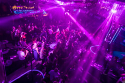 A BTO+, uma das agências de live marketing mais inovadoras do Brasil, completou 15 anos de história com uma celebração inesquecível no centro da capital paulista. A festa, realizada no Love Cabaret, reuniu colaboradores, parceiros e clientes em uma noite repleta de música, gastronomia e performances artísticas que refletiram a essência da marca: ousadia, criatividade e a busca constante por experiências extraordinárias.