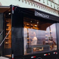 O verão de 2025 chegou com tudo na Cidade Maravilhosa! A Constance Calçados, marca renomada no mercado de calçados, escolheu a histórica Ilha Fiscal para apresentar sua nova coleção Aura, em um evento que promete ficar na memória.