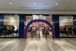 A paixão pelo basquete ganhou um novo endereço em Curitiba com a inauguração da NBA Store Arena no Jockey Plaza Shopping. A maior loja conceito da NBA no Sul do Brasil abriu suas portas na última quinta-feira, dia 3 de outubro, proporcionando aos fãs uma experiência única e completa no universo da liga norte-americana.