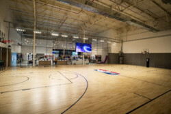 A paixão pelo basquete ganhou um novo endereço em Curitiba com a inauguração da NBA Store Arena no Jockey Plaza Shopping. A maior loja conceito da NBA no Sul do Brasil abriu suas portas na última quinta-feira, dia 3 de outubro, proporcionando aos fãs uma experiência única e completa no universo da liga norte-americana.